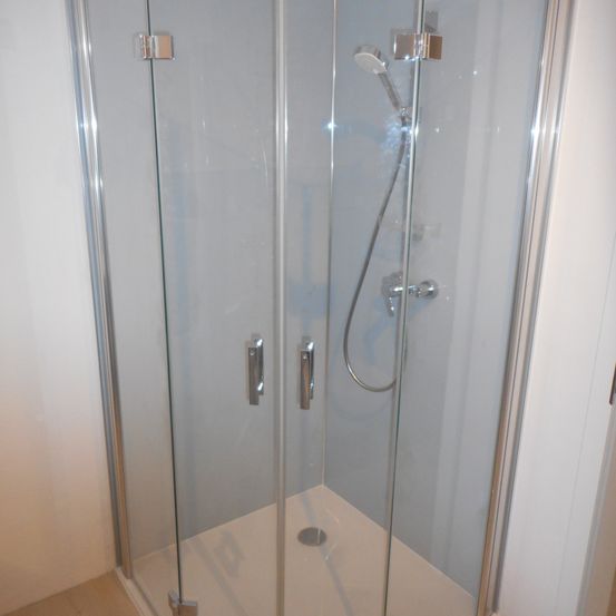 Bild enthält, Indoors, Bathroom, Room, Shower