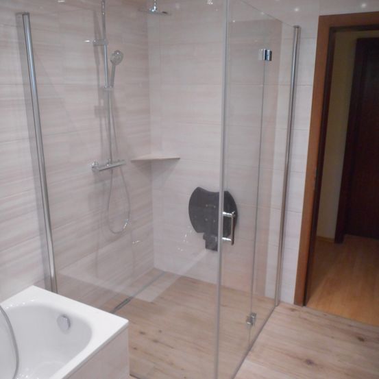 Bild enthält, Indoors, Bathroom, Room, Interior Design, Shower, Bathing