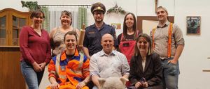 Bild enthält, People, Person, Groupshot, Adult, Male, Man, Female, Woman, Coat, Teddy Bear