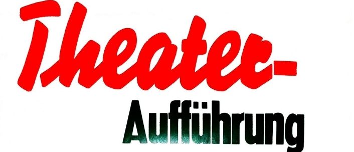 Ein Plakat bewirbt eine Theateraufführung mit dem Titel 'Der Listige Heiratsplan.' Es listet vier Aufführungstermine im März auf, zwei abends um 19:30 Uhr und zwei nachmittags um 15:00 Uhr.