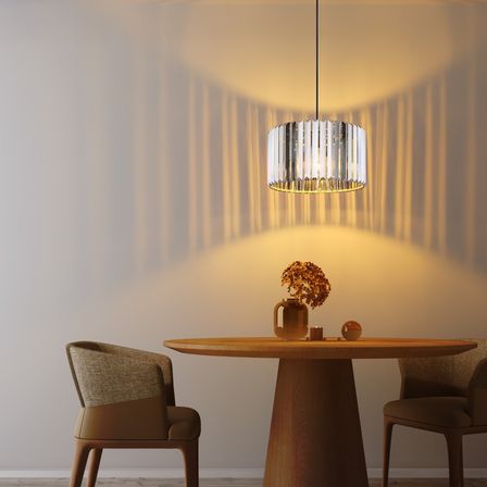 Ein Essbereich mit einem runden Holztisch, zwei Stühlen und einer Pendelleuchte. Ein Vasen mit Blumen, eine Kerze und eine Glaskugel sind auf dem Tisch.