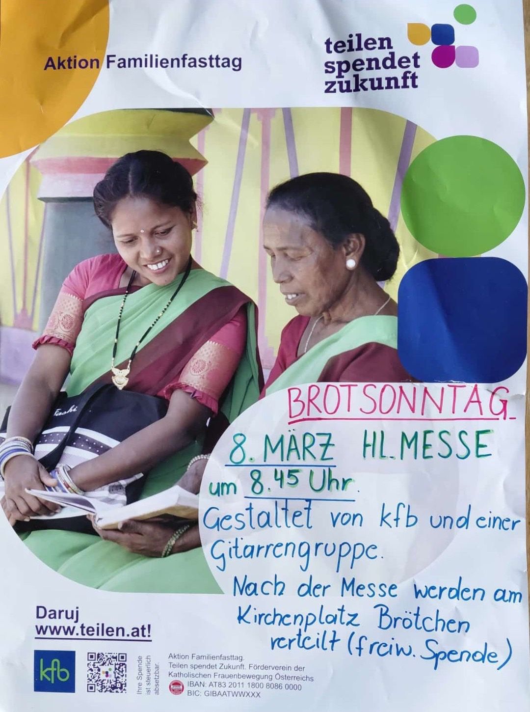 Ein Plakat zeigt zwei Frauen, die ein Buch lesen. Es handelt sich um eine heilige Messe am 8. März um 8.45 Uhr, organisiert von kfb und einer Gitarrengruppe.