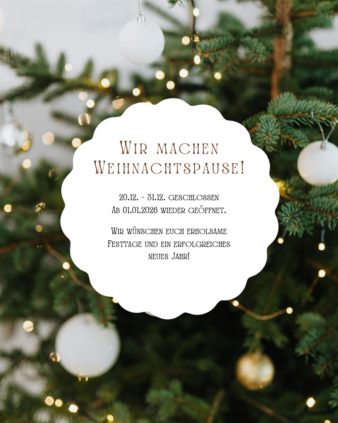 Weihnachtskarte mit einer weißen Sprechblase vor einem Weihnachtsbaum. Es steht 'Wir sind Weihnachten vom 20.12 bis 31.12 geschlossen. Ab 01.01.2026 wieder geöffnet.' Darunter wünscht es allen erholsame Feiertage und ein erfolgreiches neues Jahr.