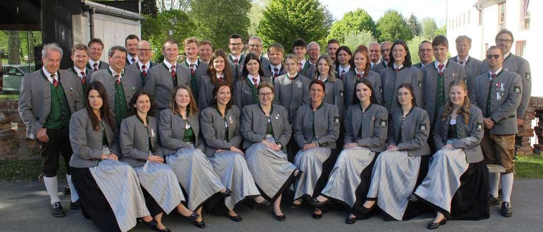 Bild enthält, People, Person, Groupshot, Adult, Female, Woman, Male, Man, College, Suit