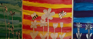 Drei Gemälde nebeneinander. Das linke Gemälde hat einen hellen gelben, orangefarbenen und roten Farbverlauf mit Blumen und einem Schmetterling. Das mittlere Gemälde hat blaue und lila Streifen mit Blumen. Das rechte Gemälde hat einen gelben Farbverlauf mit einer baumartigen Figur.