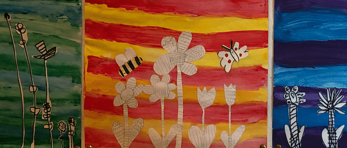 Drei Gemälde nebeneinander. Das linke Gemälde hat einen hellen gelben, orangefarbenen und roten Farbverlauf mit Blumen und einem Schmetterling. Das mittlere Gemälde hat blaue und lila Streifen mit Blumen. Das rechte Gemälde hat einen gelben Farbverlauf mit einer baumartigen Figur.