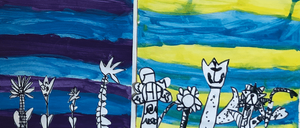 Drei Gemälde mit verschiedenen Blumen, Schmetterlingen und abstrakten Figuren auf unterschiedlich farbigen Hintergründen. Das linke Gemälde hat Blumen und einen Schmetterling auf einem rot-gelb gestreiften Hintergrund. Das mittlere Gemälde hat Blumen und abstrakte Figuren auf einem blau-lila Hintergrund. Das rechte Gemälde hat eine Figur auf einem gelb-blauen Hintergrund.