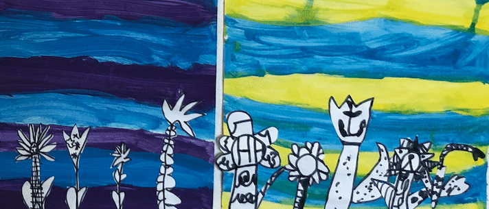 Drei Gemälde mit verschiedenen Blumen, Schmetterlingen und abstrakten Figuren auf unterschiedlich farbigen Hintergründen. Das linke Gemälde hat Blumen und einen Schmetterling auf einem rot-gelb gestreiften Hintergrund. Das mittlere Gemälde hat Blumen und abstrakte Figuren auf einem blau-lila Hintergrund. Das rechte Gemälde hat eine Figur auf einem gelb-blauen Hintergrund.