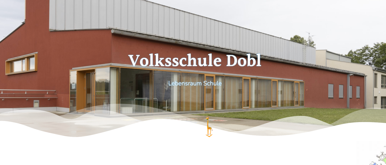 Das Volksschule Dobl-Gebäude hat ein modernes Design mit Glasfenstern und einer roten Außenseite. Ein Giraffensymbol befindet sich in der unteren rechten Ecke.
