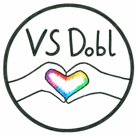 Ein kreisförmiges Logo mit dem Text 'VS Dobl' in Schwarz geschrieben. Unten steht der Text, zwei Hände halten ein herzförmiges Objekt mit einem Regenbogen-farbigen Umriss.
