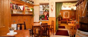 Bild enthält, Dining Table, Table, Dining Room, Wood, Restaurant, Interior Design, Chandelier, Chair, Hardwood, Living Room