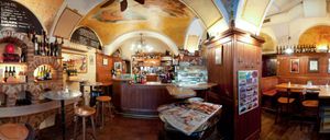 Bild enthält, Indoors, Restaurant, Cafe, Dining Table, Furniture, Table, Pub, Dining Room, Bar, Chandelier