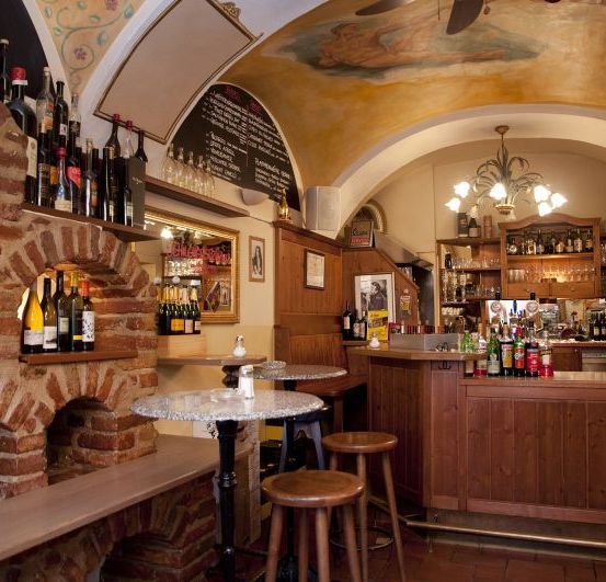 Bild enthält, Pub, Alcohol, Bar, Bar Counter, Beverage, Architecture, Building, Chandelier, Lamp, Bottle