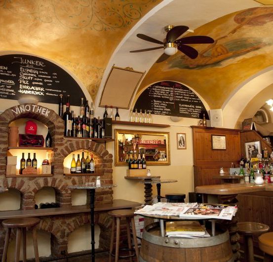 Bild enthält, Pub, Ceiling Fan, Device, Electrical Device, Indoors, Restaurant, Chandelier, Lamp, Architecture, Building