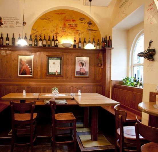 Bild enthält, Dining Table, Table, Building, Dining Room, Pub, Restaurant, Interior Design, Chair, Cafe, Person