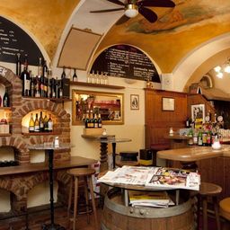 Bild enthält, Pub, Ceiling Fan, Electrical Device, Indoors, Restaurant, Chandelier, Lamp, Bar, Architecture, Building