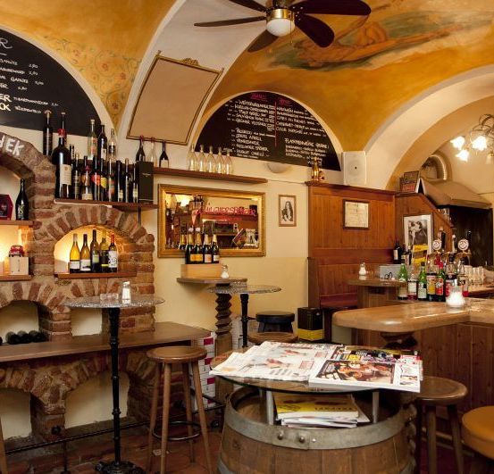 Bild enthält, Pub, Ceiling Fan, Electrical Device, Indoors, Restaurant, Chandelier, Lamp, Bar, Architecture, Building