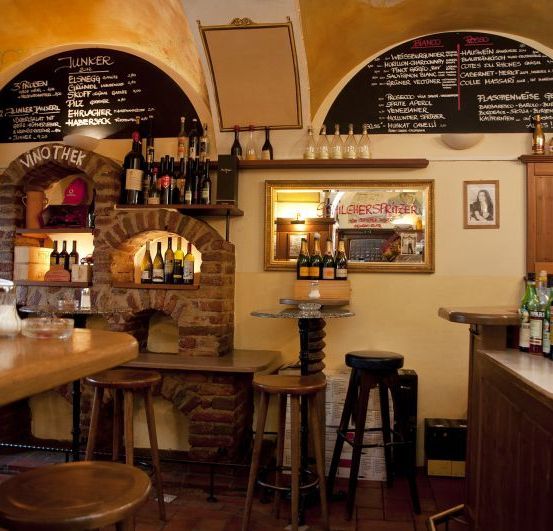 Bild enthält, Pub, Electronics, Speaker, Architecture, Building, Restaurant, Alcohol, Bottle, Dining Table, Bar Counter