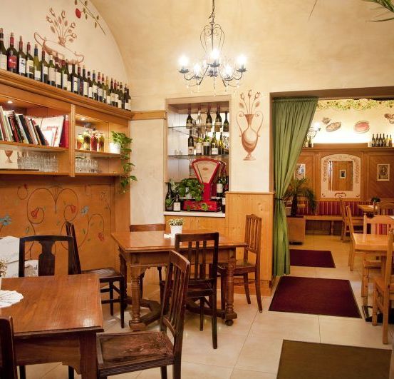 Bild enthält, Dining Room, Dining Table, Furniture, Indoors, Table, Restaurant, Chandelier, Interior Design, Chair, Cafe