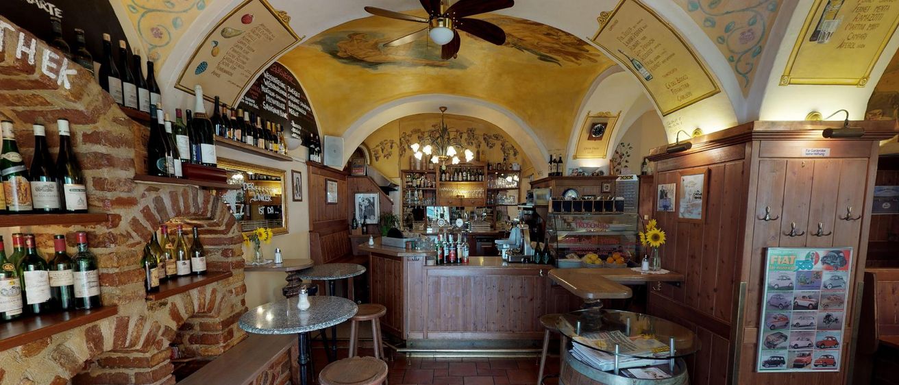 Bild enthält, Ceiling Fan, Bar, Bottle, Alcohol, Beverage, Liquor, Wine