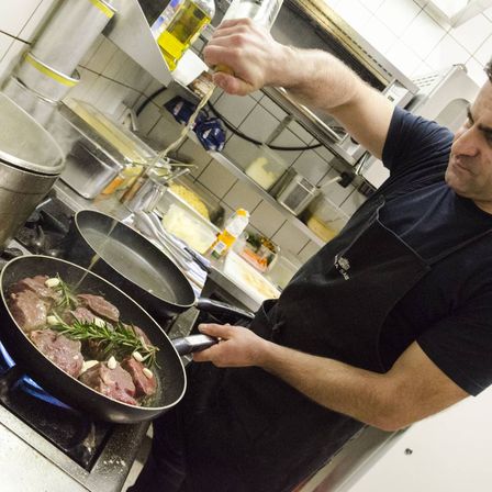 Bild enthält, Adult, Male, Man, Person, Cooking, Food, Stirring Food, Cooking Pan, Cookware