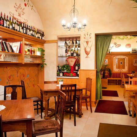 Bild enthält, Dining Table, Table, Dining Room, Wood, Restaurant, Interior Design, Chandelier, Chair, Hardwood, Living Room