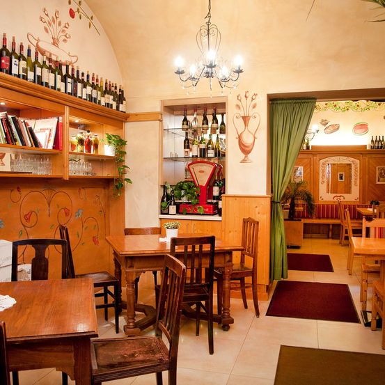 Bild enthält, Dining Table, Table, Dining Room, Wood, Restaurant, Interior Design, Chandelier, Chair, Hardwood, Living Room