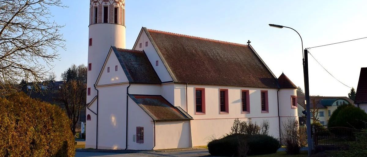 Bild enthält, Arch, Gothic Arch, Monastery, Clock Tower, Housing