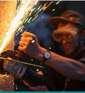 Bild enthält, Adult, Male, Man, Person, Metalworking, Gun, Weapon, Welding, Clothing, Hat