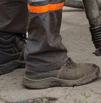 Bild enthält, Footwear, Shoe, Sneaker, Boy, Child, Male, Person, Jeans, Pants, Boot