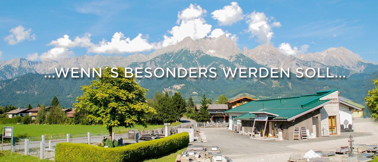 Eine Landschaft mit einem Grasfeld, einem Baum, einem Gebäude mit grünem Dach und Bergen im Hintergrund unter einem blauen Himmel.
