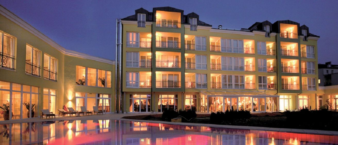 Bild enthält, Building, Hotel, Condo, Housing, Resort, City, Urban, Villa, Apartment Building, Swimming Pool