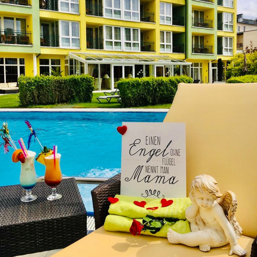 Bild enthält, Summer, Hotel, Potted Plant, City, Resort, Villa, Grass, Pool, Condo, Chair