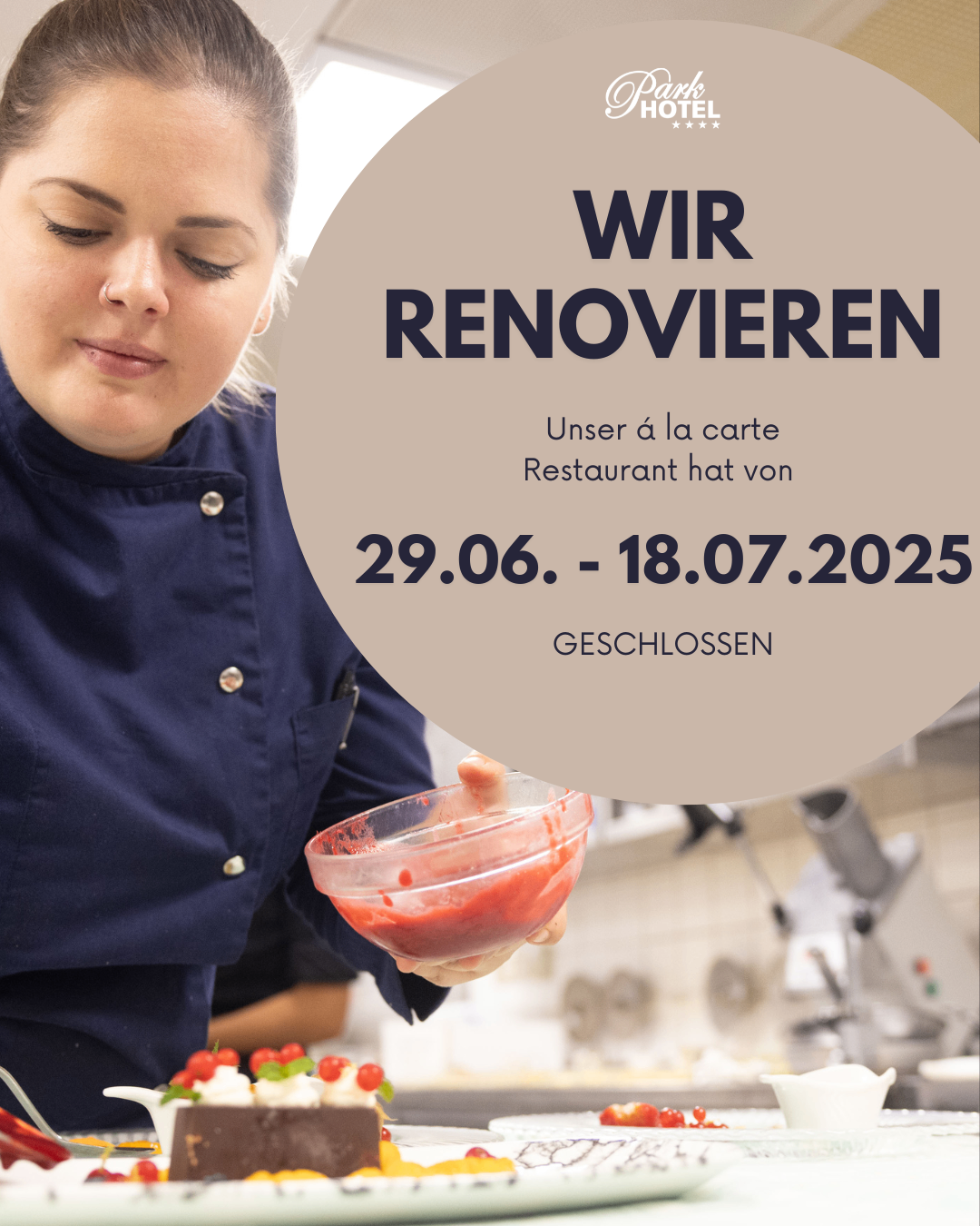 Eine Köchin bereitet in einer Küche Essen zu. Ein Schild weist auf 'Wir Renovieren' hin und gibt die Daten vom 29. Juni bis 18. Juli 2025 an. Das Restaurant ist geschlossen.