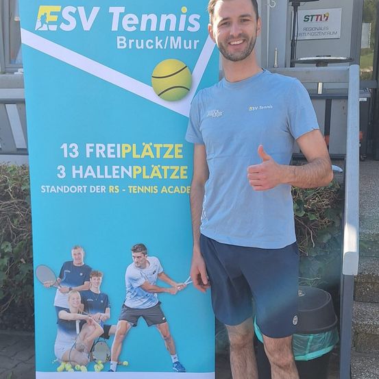 Ein Mann steht neben einem Tennisposter mit einem Tennisball und gibt ein Daumen hoch. Das Poster zeigt 13 Freiplätze und 3 Hallenplätze.