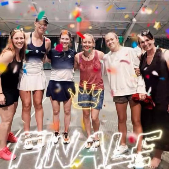 Eine Gruppe von Frauen auf einem Tennisplatz, die mit Konfetti feiern, lächeln und für ein Foto posieren, mit dem Wort FINALE darunter geschrieben.