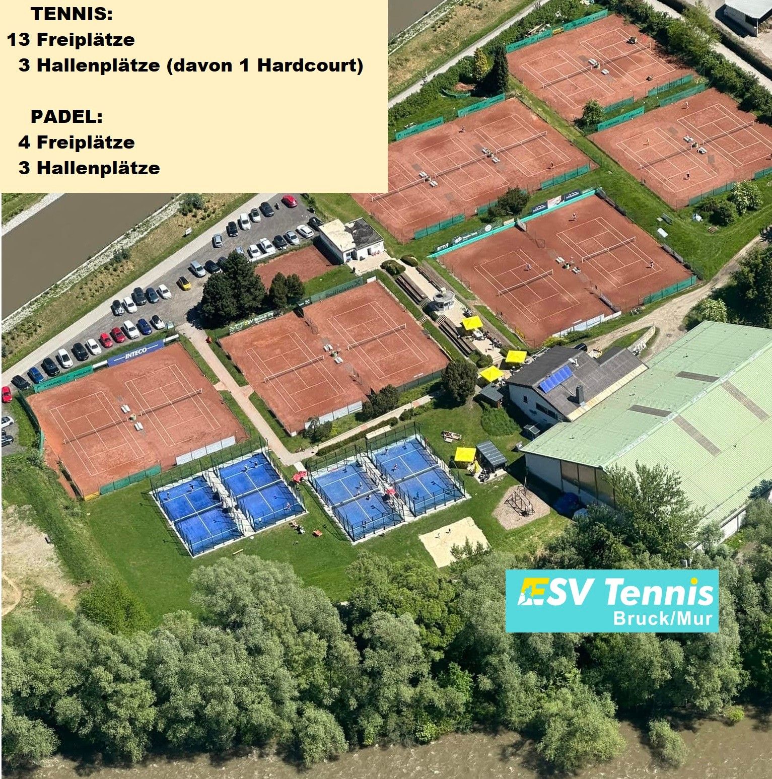 Ein Luftbild einer Tennis- und Padelanlage mit 13 Außen- und 3 Innentennisplätzen, 4 Außen- und 3 Innenpadelplätzen, einem Gebäude und einem Parkplatz.