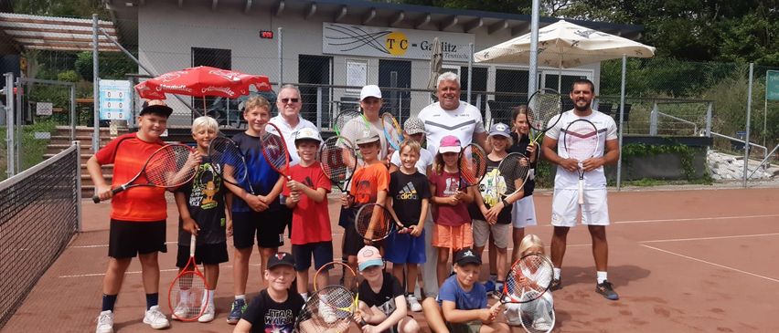 Bild enthält, Racket, Tennis, Tennis Racket, Adult, Male, Man, Person, Boy, Child, Baseball Cap