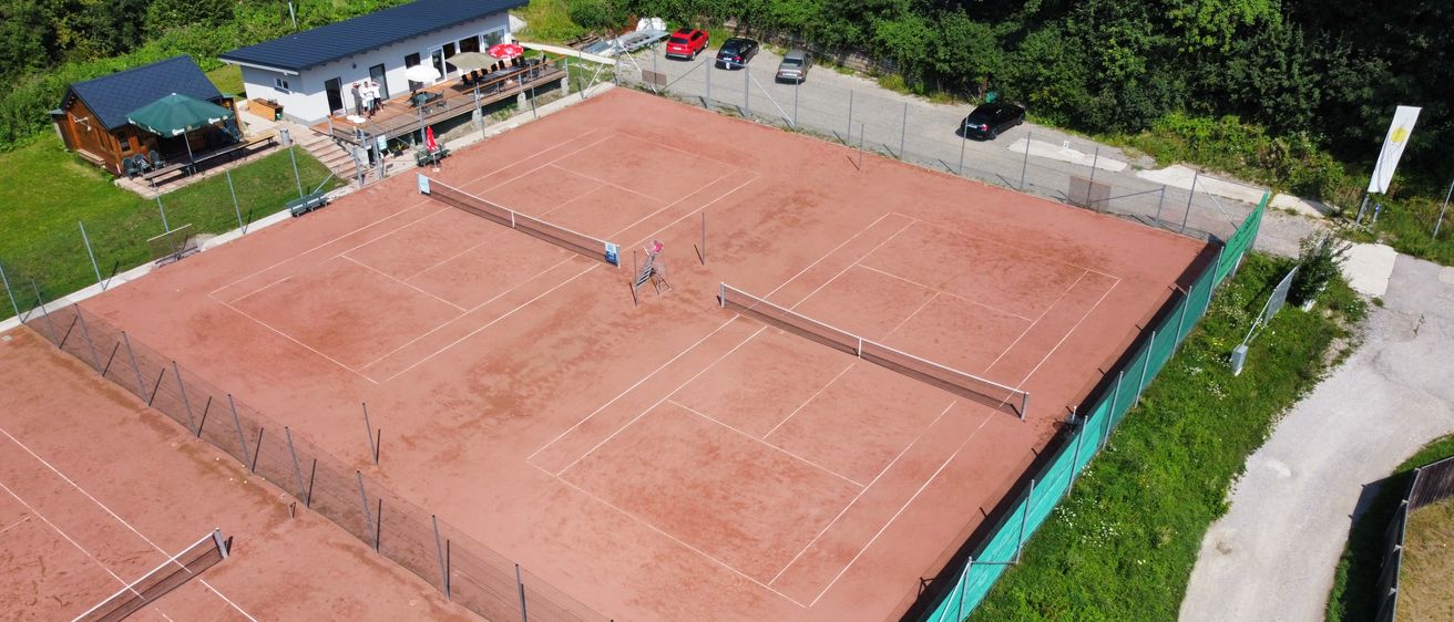 Bild enthält, Architecture, Building, Person, Car, Transportation, Vehicle, Sport, Tennis