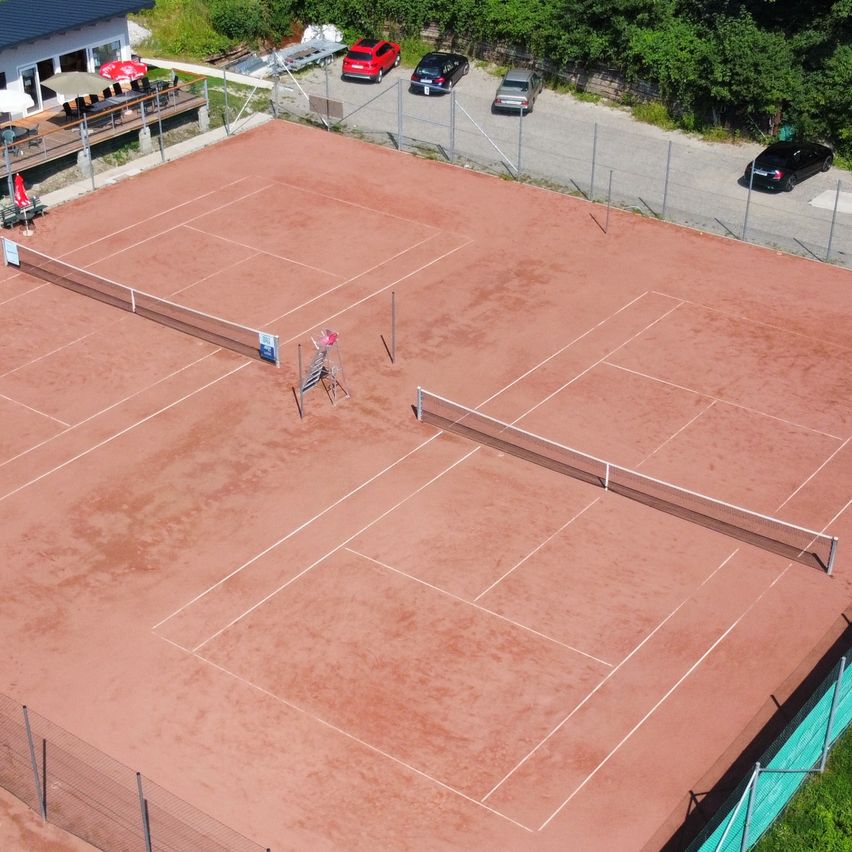 Bild enthält, Architecture, Building, Person, Car, Transportation, Vehicle, Sport, Tennis