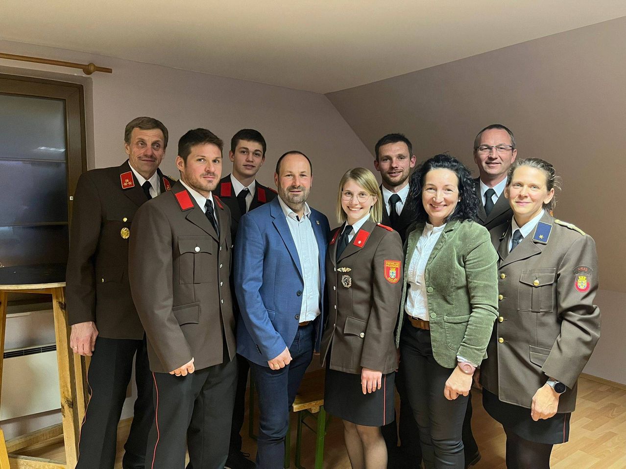 Bild enthält, Blazer, Coat, Jacket, Groupshot, Person, Adult, Male, Man, Pants, Suit