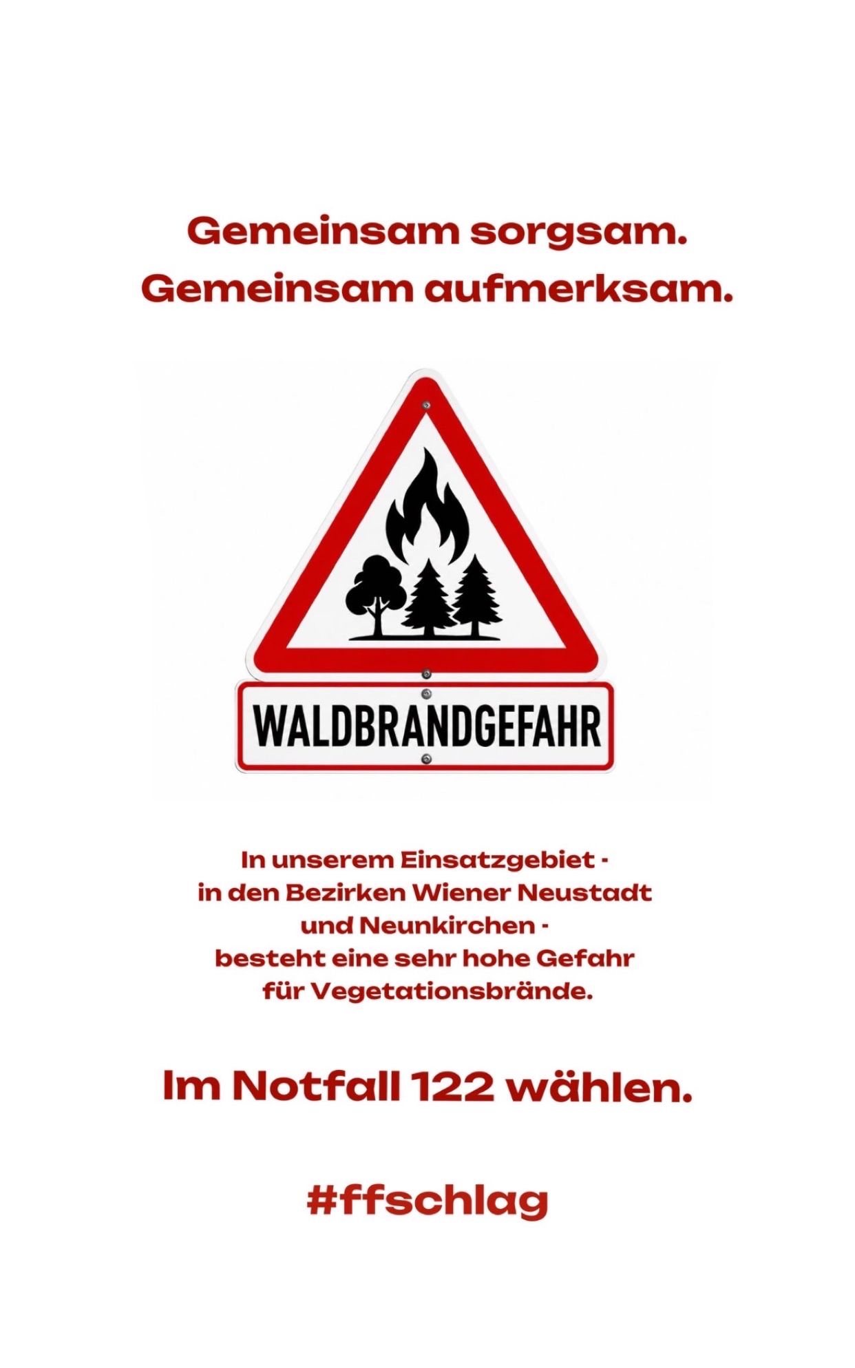 Ein rotes Dreieckswarnschild mit Feuersymbol und Bäumen. Der Text lautet 'WALDBRANDGEFAHR' und 'Gemeinsam aufmerksam'. Unter dem Schild befindet sich eine Meldung in deutscher Sprache über ein hohes Risiko von Vegetationsbränden in bestimmten Bezirken. Die Notrufnummer 122 ist ebenfalls angegeben.