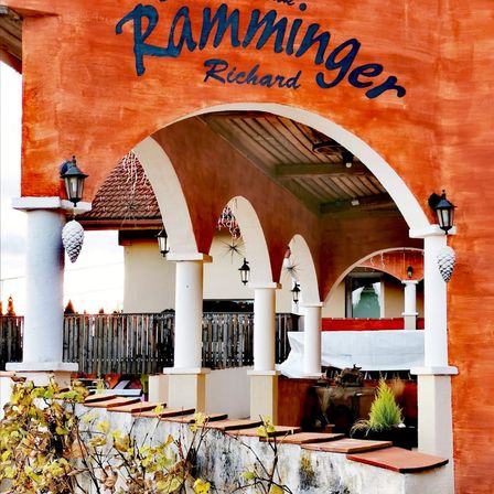 Bild enthält, Architecture, Building, House, Housing, Villa, Hotel, Resort, Hacienda, Arch