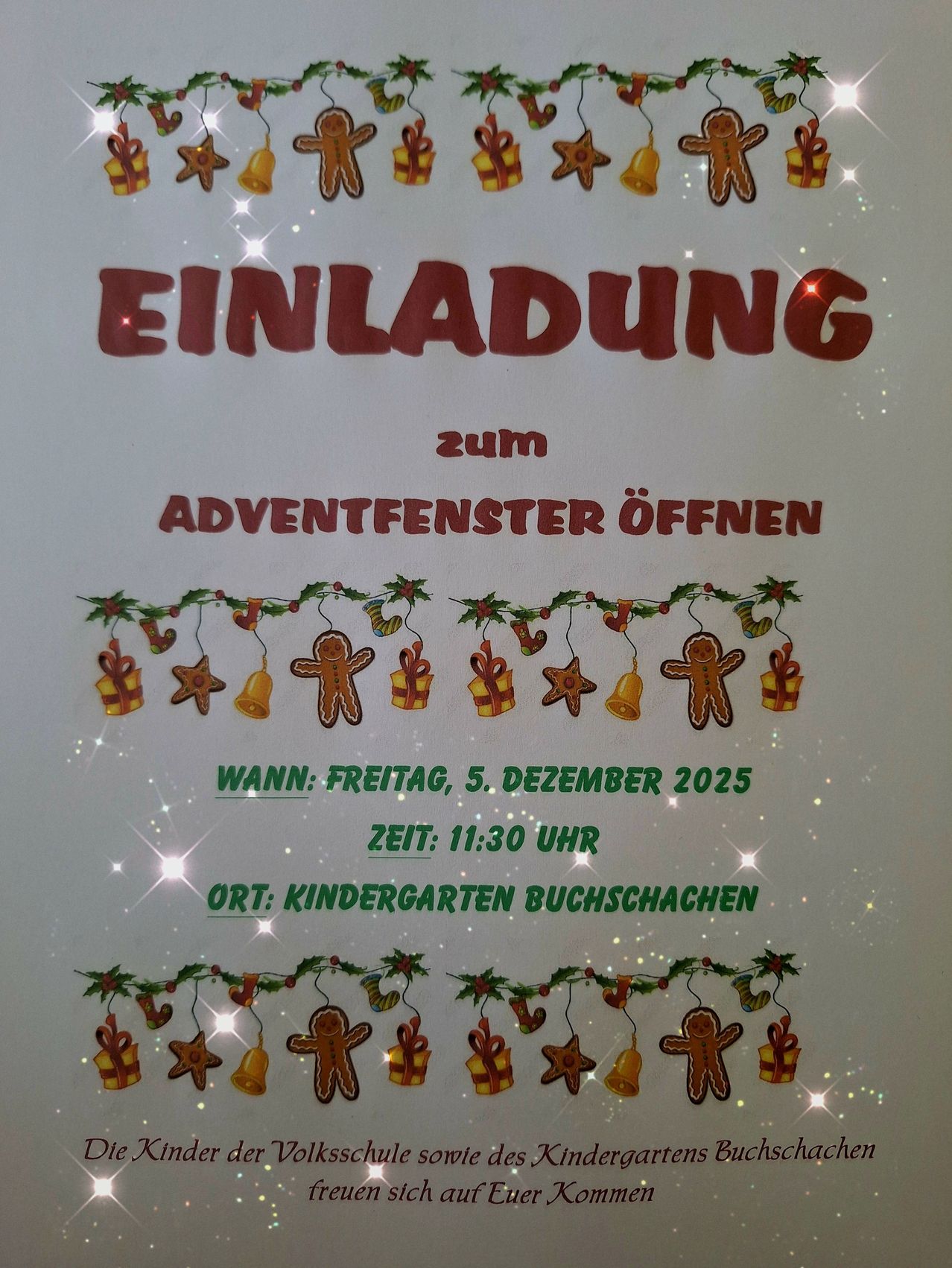 Ein Plakat mit rotem Text 'EINLADUNG zum ADVENTFENSTER OEFNEN'. Darunter eine dekorative Girlande mit Glocken, Sternen und Geschenken. Datum: Freitag, 5. Dezember 2025. Zeit: 11:30 Uhr. Ort: Kindergarten Buchschachen.