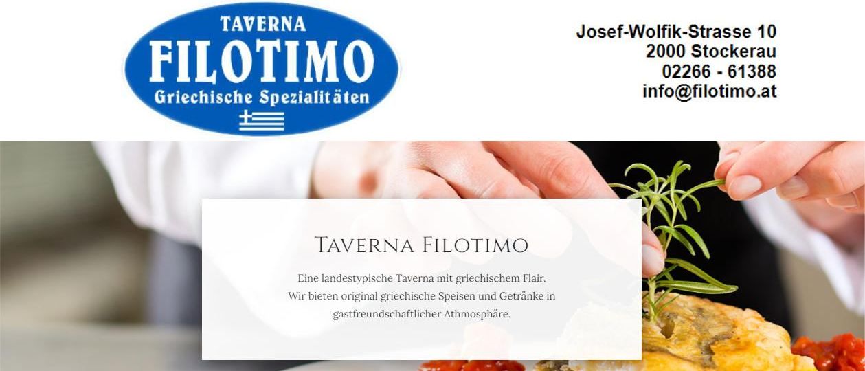 Eine Werbung für Taverna Filotimo, eine griechische Taverne, mit einem Bild einer Hand, die eine Pflanze hält, und einem Gericht auf einem Teller. Das Logo ist blau und weiß.
