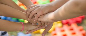 Bild enthält, Massage, Person, Body Part, Hand, Finger, Holding Hands