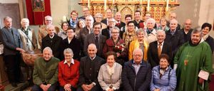 Bild enthält, Groupshot, Person, People, Adult, Male, Man, Coat, Female, Woman, Bride