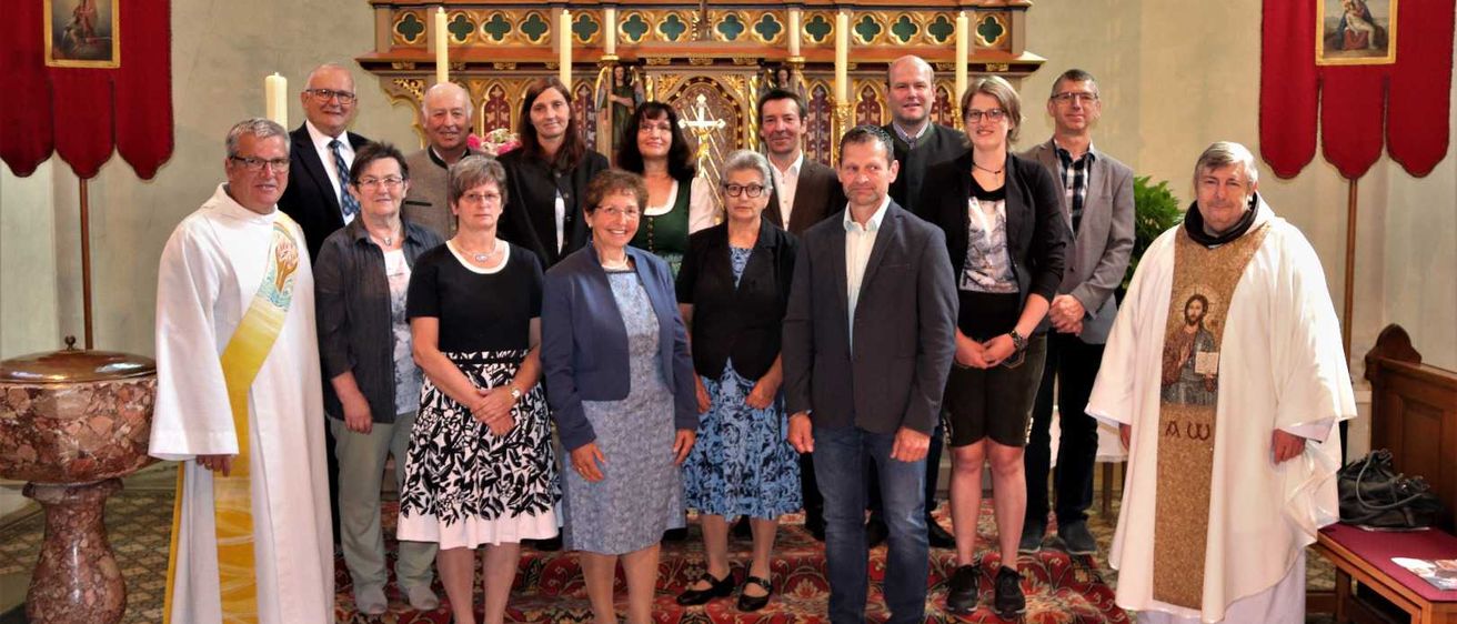 Bild enthält, Person, Altar, Adult, Female, Woman, Male, Man, Jeans, Suit, People