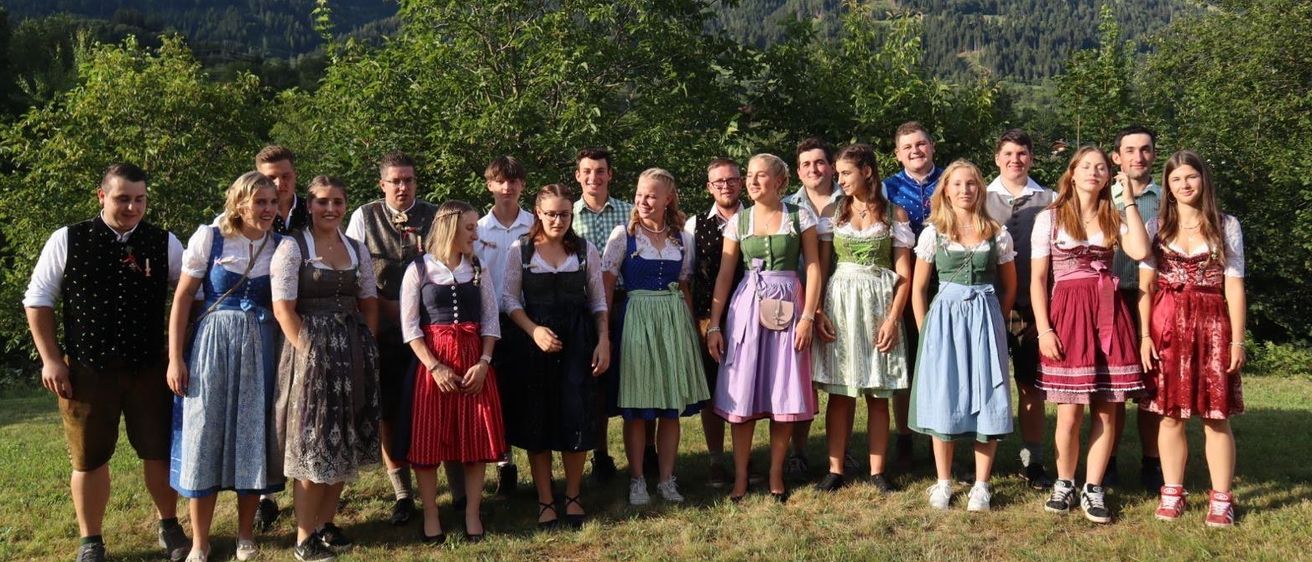 Bild enthält, Grass, Nature, Park, Vegetation, Skirt, Portrait, Tree, Dress, People, Woodland