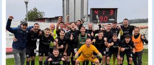 Eine Fußballmannschaft feiert auf dem Spielfeld nach einem Spiel mit einem Anzeigetafel, die 4-3 zeigt. Spieler tragen Trikots und einige haben Schuhe ausgezogen.